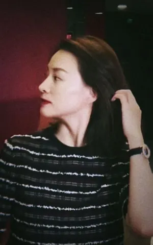 董卿《活着唱着》英气十足首映礼图片_3