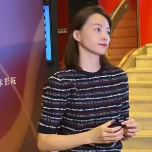 董卿《活着唱着》英气十足首映礼图片_4