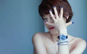 马伊琍蓝色抹胸装笑容灿烂率性写真图片_1