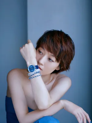 马伊琍蓝色抹胸装笑容灿烂率性写真图片_2