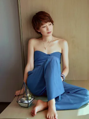 马伊琍蓝色抹胸装笑容灿烂率性写真图片_3