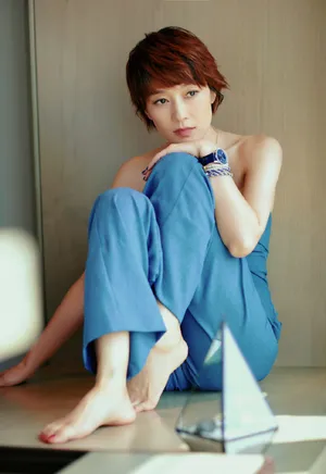 马伊琍蓝色抹胸装笑容灿烂率性写真图片_5