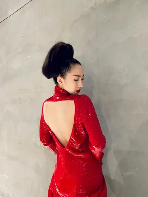 孟美岐露背红色长裙气质性感美艳美照图片_1