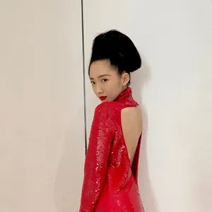 孟美岐露背红色长裙气质性感美艳美照图片_1