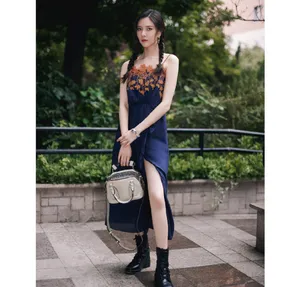宋妍霏花朵蕾丝连衣裙写真图片