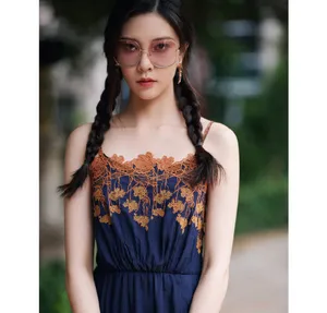 宋妍霏花朵蕾丝连衣裙写真图片_3