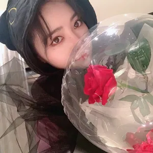 许佳琪甜美笑容玫瑰花球精致大眼自拍图片_1