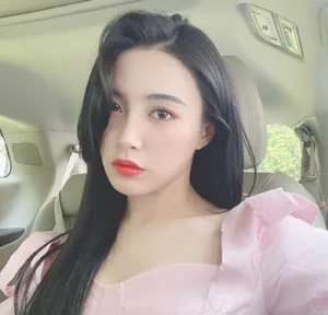戴萌粉色上衣黑色长发元气自拍图片
