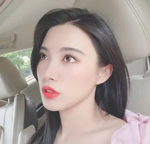 戴萌粉色上衣黑色长发元气自拍图片
