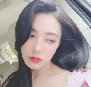 戴萌粉色上衣黑色长发元气自拍图片_6