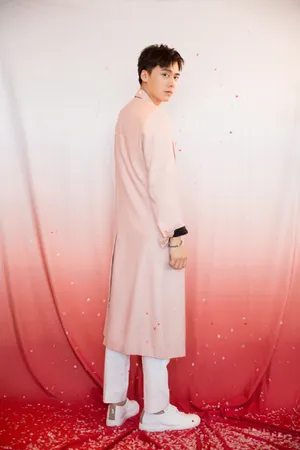 李易峰樱花粉风衣帅气写真图片_2