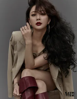 殷桃卷发红唇复古性感写真图片