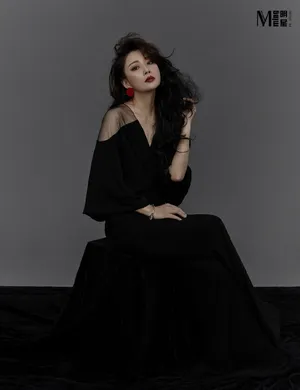殷桃卷发红唇复古性感写真图片_7