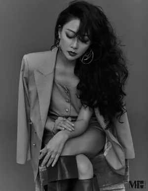 殷桃卷发红唇复古性感写真图片_8