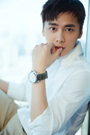 李易峰白衬衫超帅写真图片_4