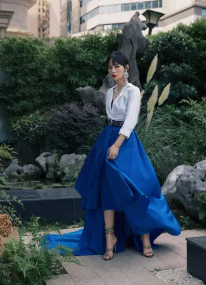 周笔畅钻石流苏耳环优雅写真图片
