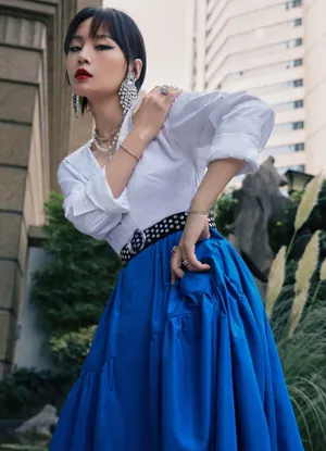 周笔畅钻石流苏耳环优雅写真图片