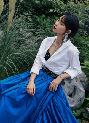 周笔畅钻石流苏耳环优雅写真图片_5