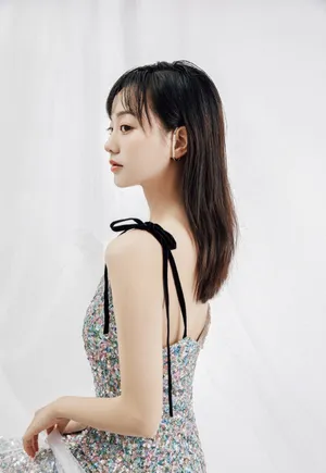 胡意旋性感吊带裙写真图片