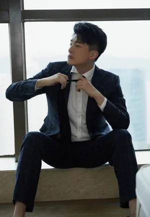孙艺洲雅痞帅气西装写真图片_3