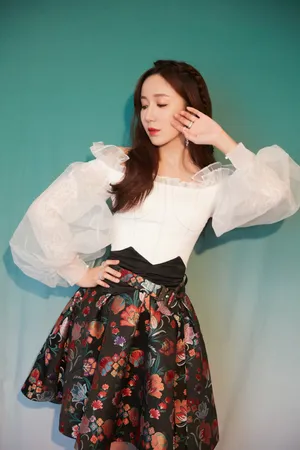 娄艺潇性感露肩白衣写真图片