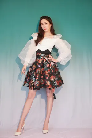 娄艺潇性感露肩白衣写真图片_3