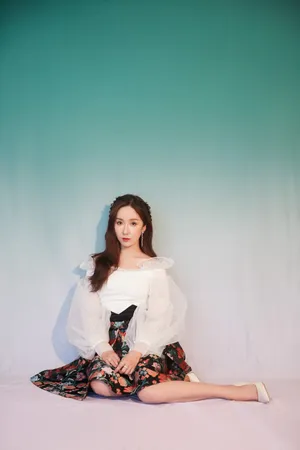 娄艺潇性感露肩白衣写真图片_5