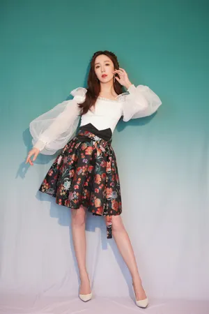 娄艺潇性感露肩白衣写真图片_6
