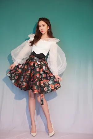 娄艺潇性感露肩白衣写真图片_7