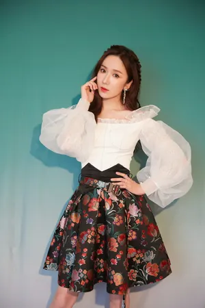娄艺潇性感露肩白衣写真图片_8