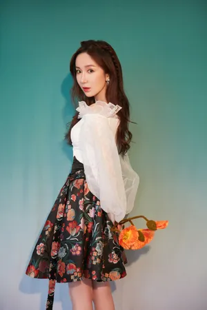 娄艺潇性感露肩白衣写真图片_10