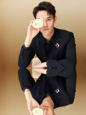 王凯帅气儒雅西装写真图片_1