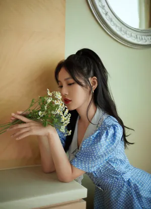 张佳宁蓝色波点裙甜美写真图片_6