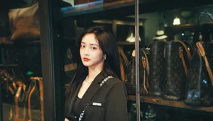 周洁琼胶片质感时尚写真图片_2