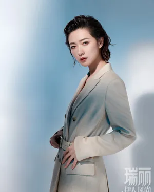 万茜超酷侧颜杀酷黑套装珍珠眼妆写真图片