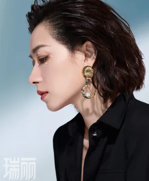 万茜超酷侧颜杀酷黑套装珍珠眼妆写真图片_4