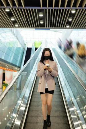 王智西装短裤机场街拍图片