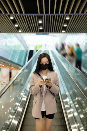 王智西装短裤机场街拍图片_3