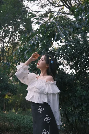 杨超越荷叶边上衣浪漫写真图片_4