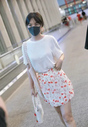 李菲儿邻家姐姐白T超短裙清新迷人机场照图片