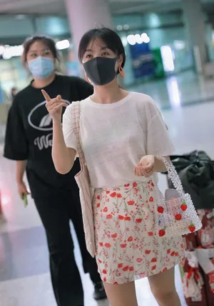 李菲儿邻家姐姐白T超短裙清新迷人机场照图片_2