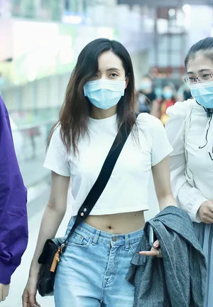 刘惜君露脐装身材窈窕又美又飒机场照图片_1