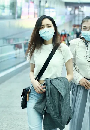 刘惜君露脐装身材窈窕又美又飒机场照图片_2
