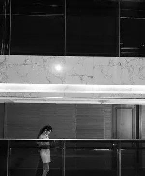 张慧雯吊带白裙性感写真图片_1