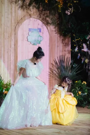 谭松韵七彩流光裙灵动写真图片第3张