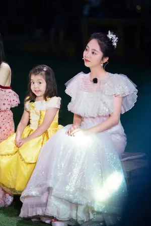 谭松韵七彩流光裙灵动写真图片第4张