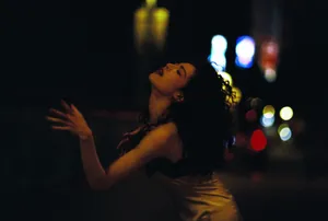 钟楚曦《荞麦疯长》雨中跳舞剧照图片第7张