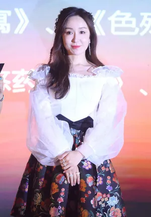 娄艺潇《灭狐行动》宣传会甜美时尚出席图片