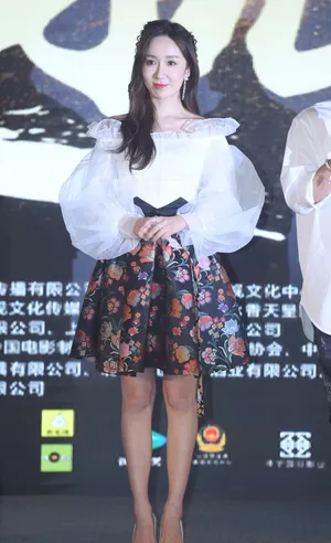 娄艺潇《灭狐行动》宣传会甜美时尚出席图片_2