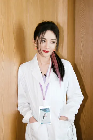 杨幂粉色挑染马尾写真图片